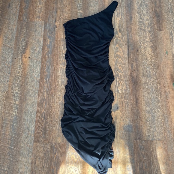 Lulu’s Total Appeal Black Ruched One-Shoulder Bodycon Midi Dress - Picture 4 of 6